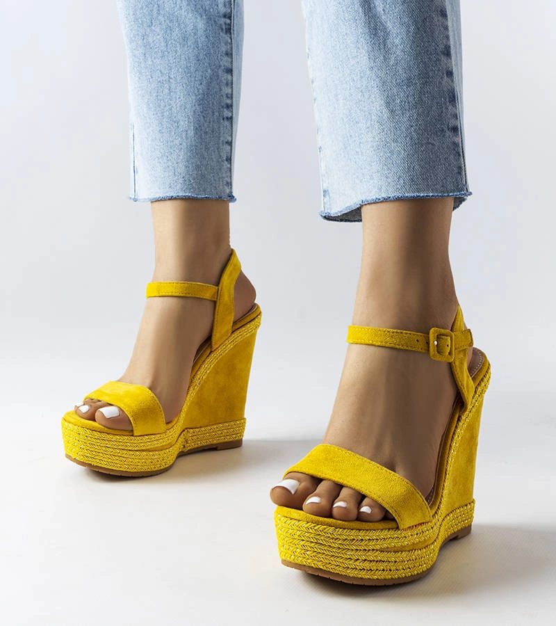 Żółte sandały na koturnie