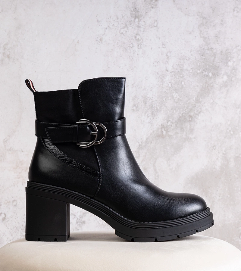 Czarne botki na słupku