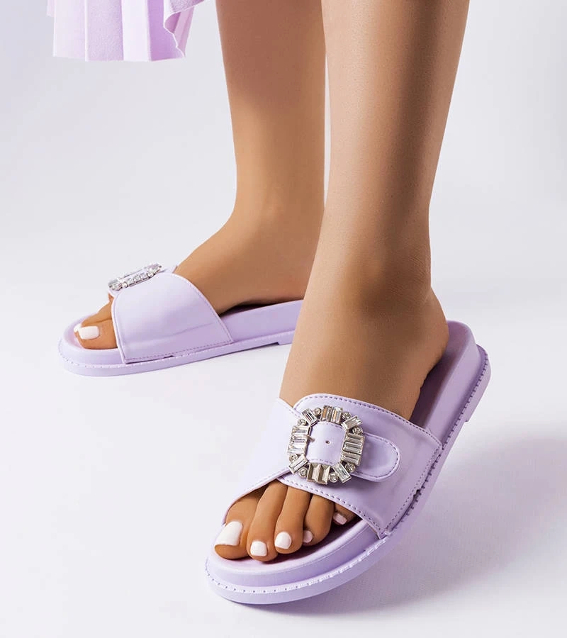 Fioletowe klapki na grubej podeszwie zdobione cyrkoniami