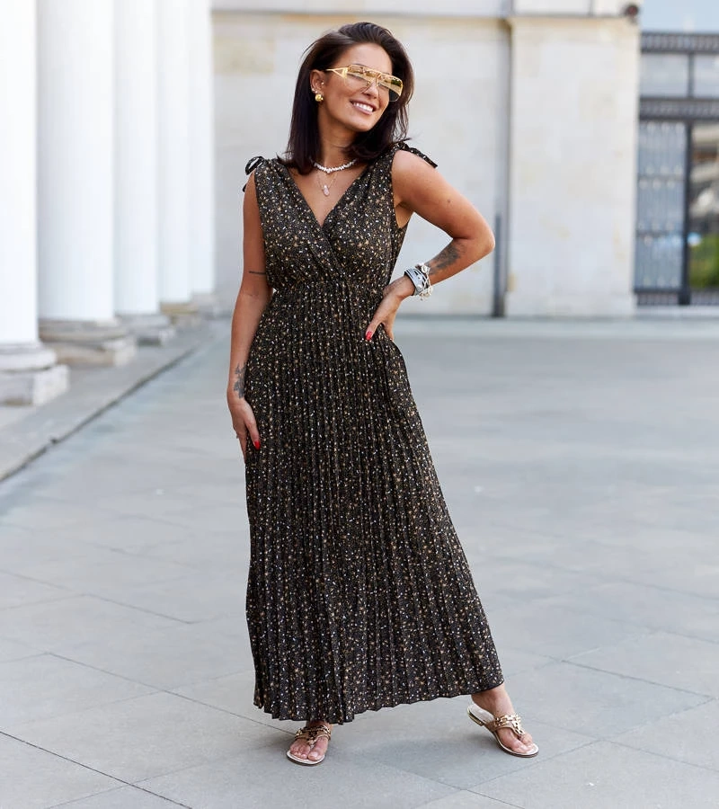 Czarna sukienka plisowana maxi