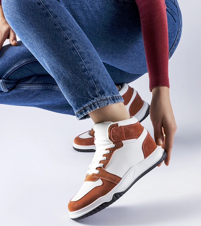 Biało-brązowe sneakersy za kostkę