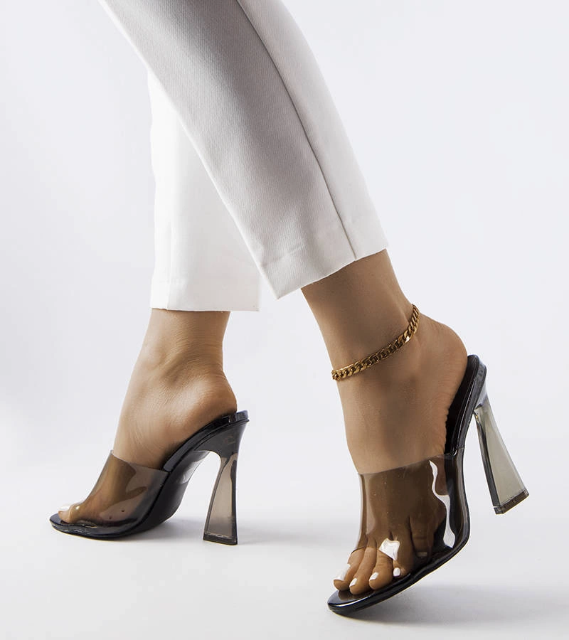 Czarne transparentne klapki na słupku