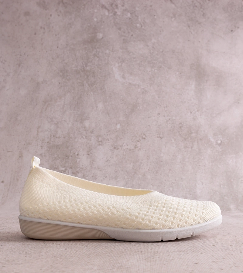 Beżowe tenisówki materiałowe