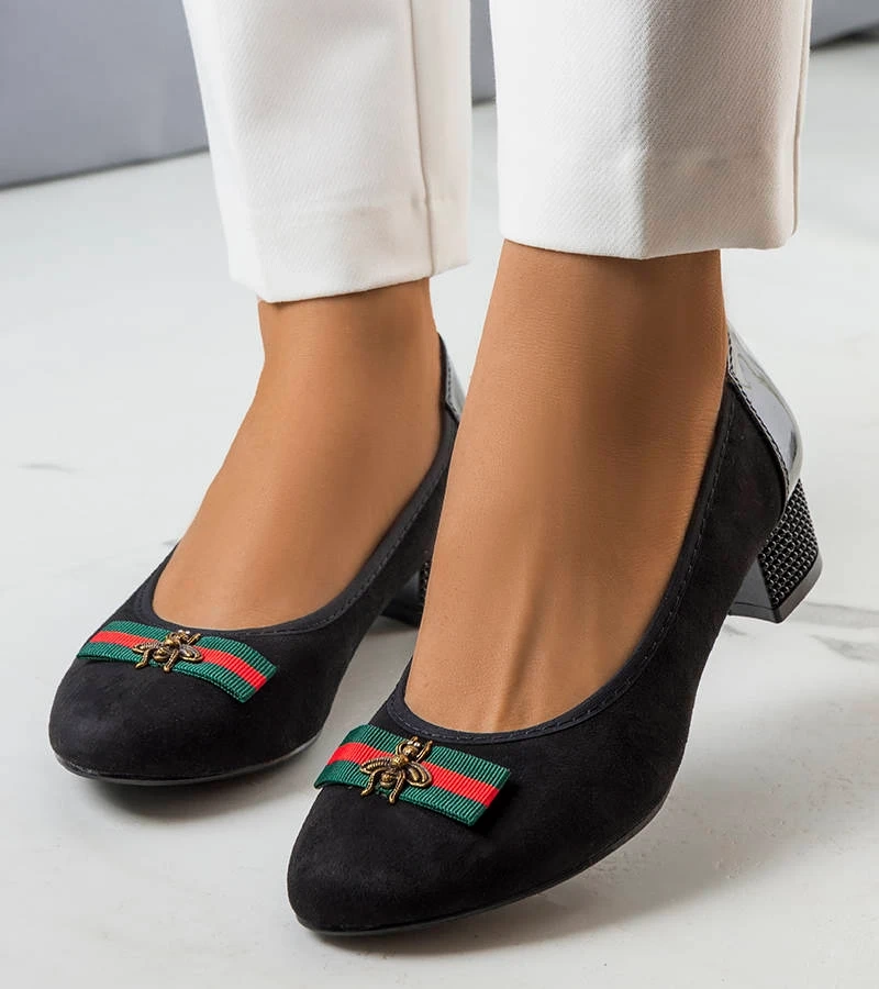 Czarne czółenka z ozdobnym obcasem