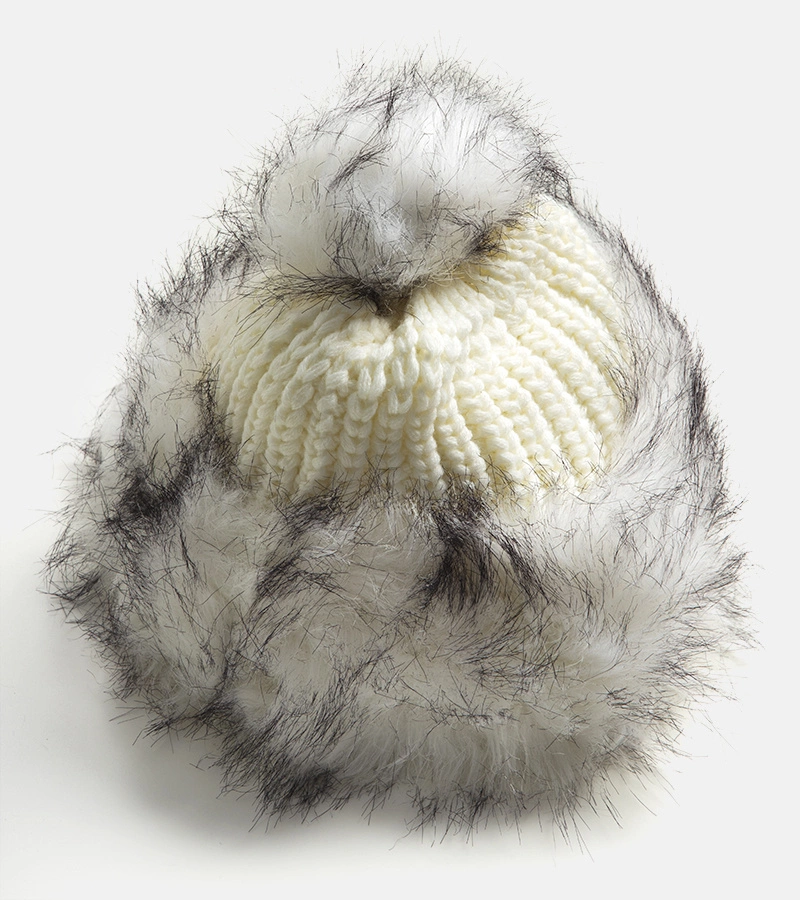 Biała czapka z futerkiem i pomponem