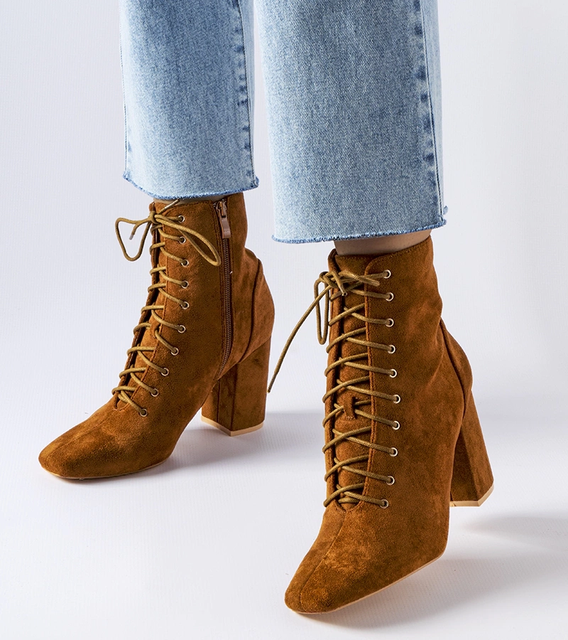Brązowe sznurowane botki na słupku