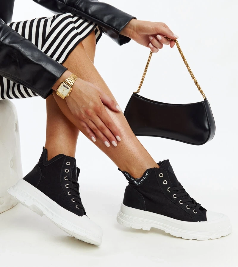 Wysokie czarne trampki z wcięciami