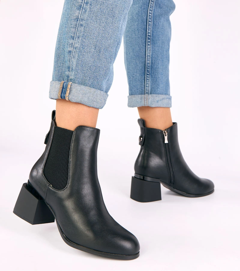 Hers Czarne botki na słupku z elastyczną wstawką
