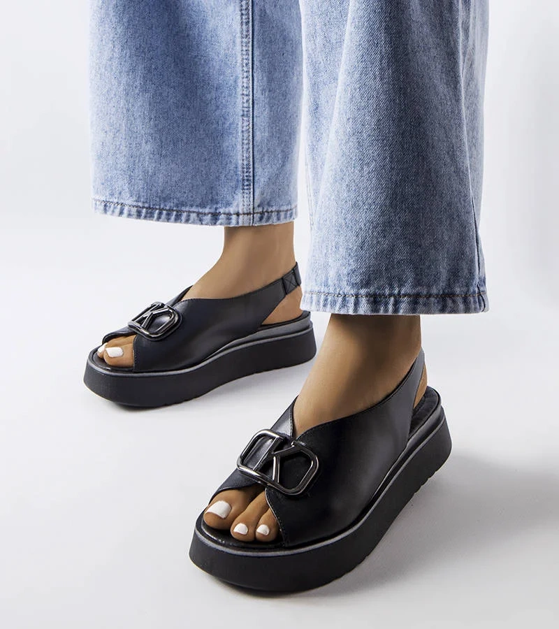 Czarne sandały na platformie z ozdobą KARINO