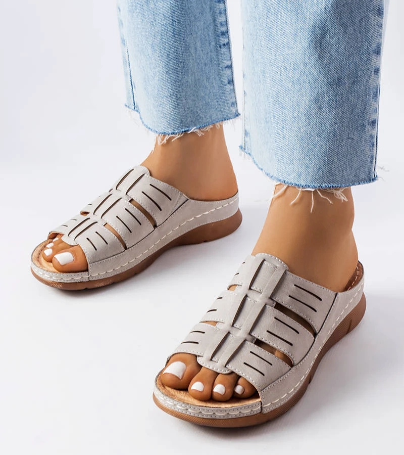 Szare klapki na koturnie