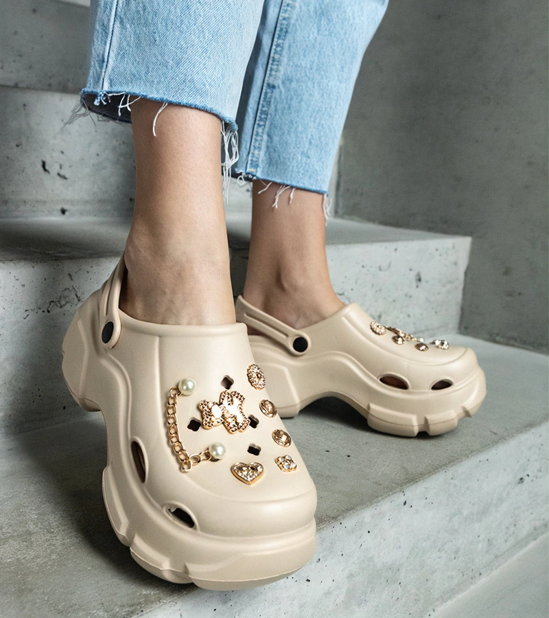 Beżowe zabudowane klapki na platformie zdobione przypinkami