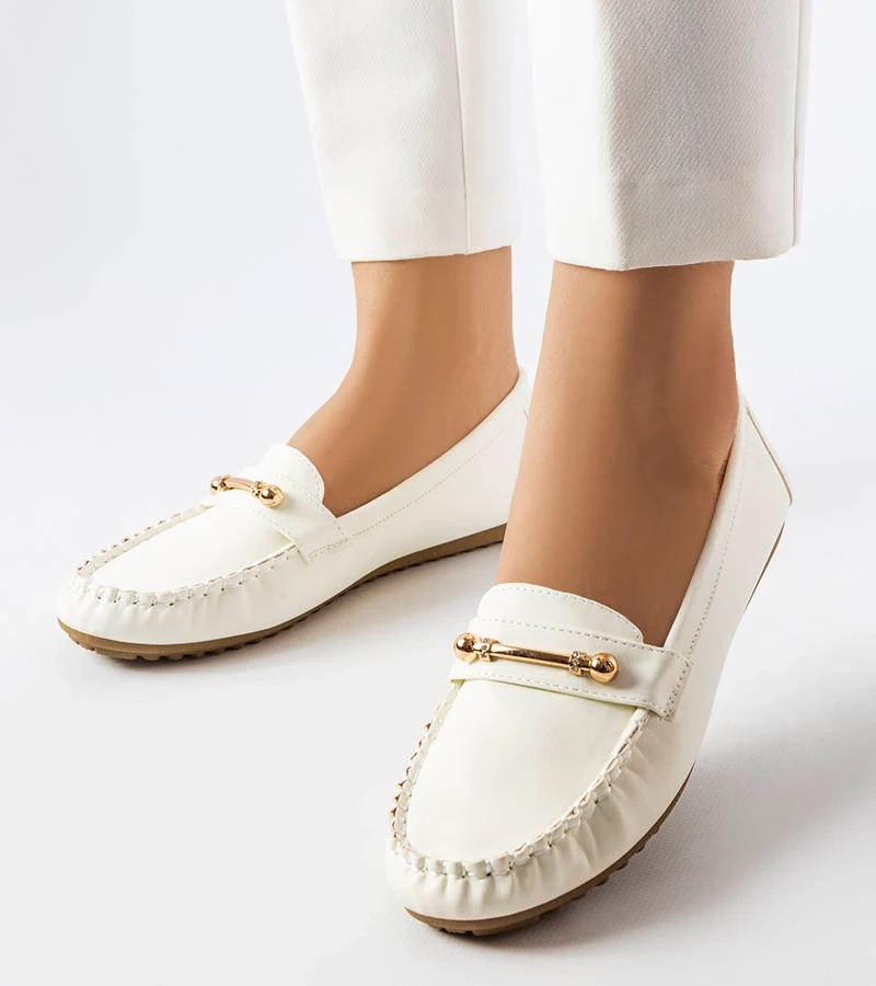 Białe mokasyny z metalową aplikacją