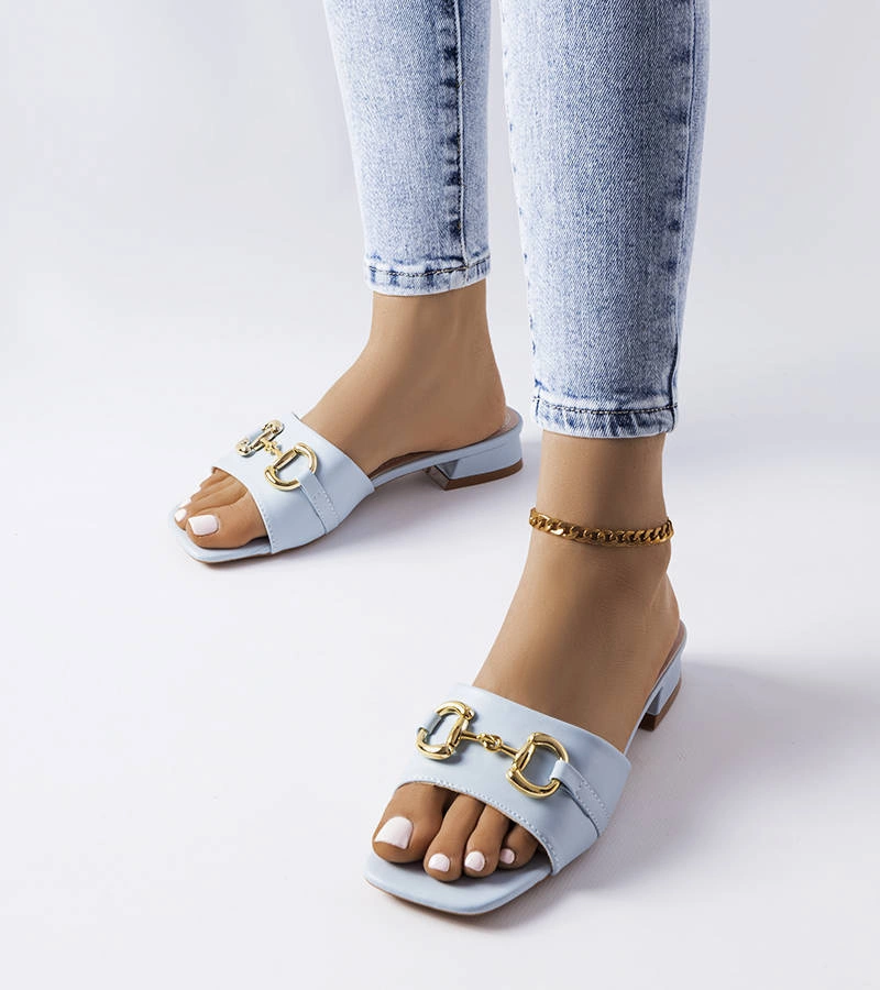 Eleganckie niebieskie klapki zdobione łańcuchem na niskim obcasie