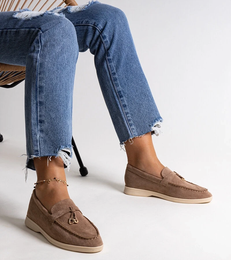 Ciemnobrązowe mokasyny z metalową zawieszką