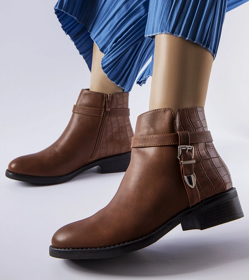 Brązowe botki na płaskim obcasie