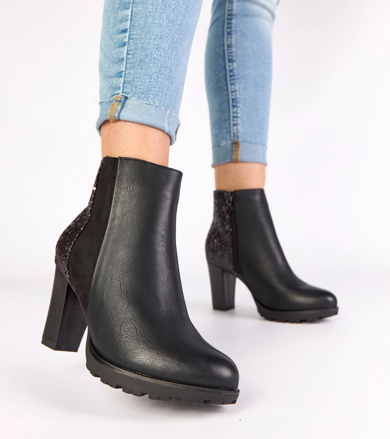 Hers Czarne botki na słupku z brokatowym tyłem