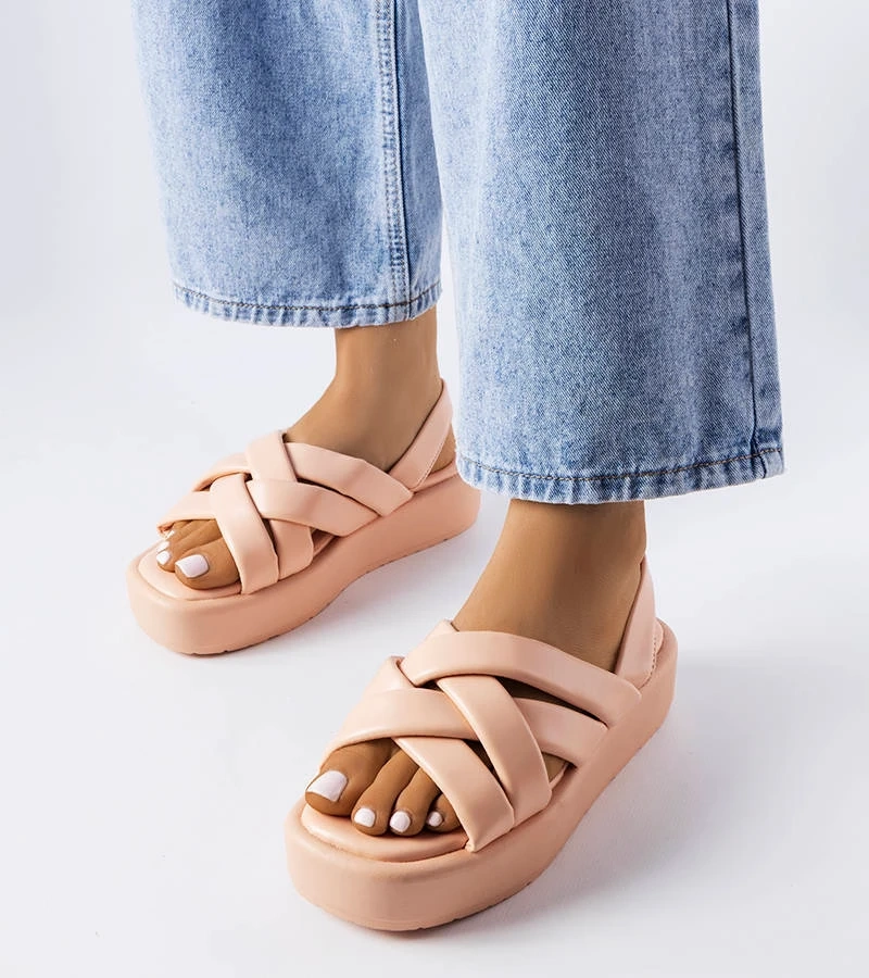 Różowe sandały na platformie