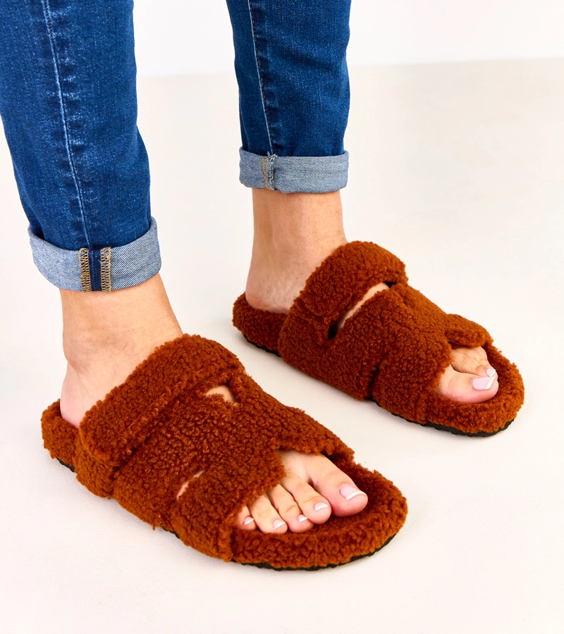 Hers Brązowe futrzane kapcie z otwartym przodem