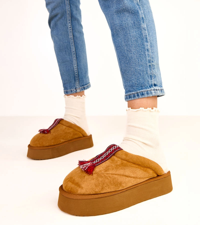 Hers Brązowe zabudowane kapcie z kolorową wstawką