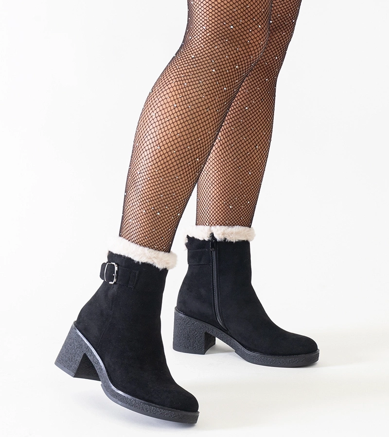 Czarne botki na słupku ozdobione futerkiem eko-zamsz