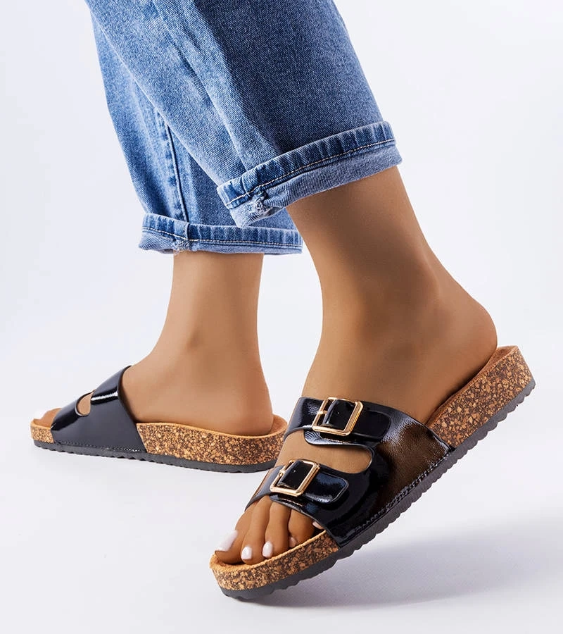 Hers Czarne klapki na korkowej podeszwie z klamerkami