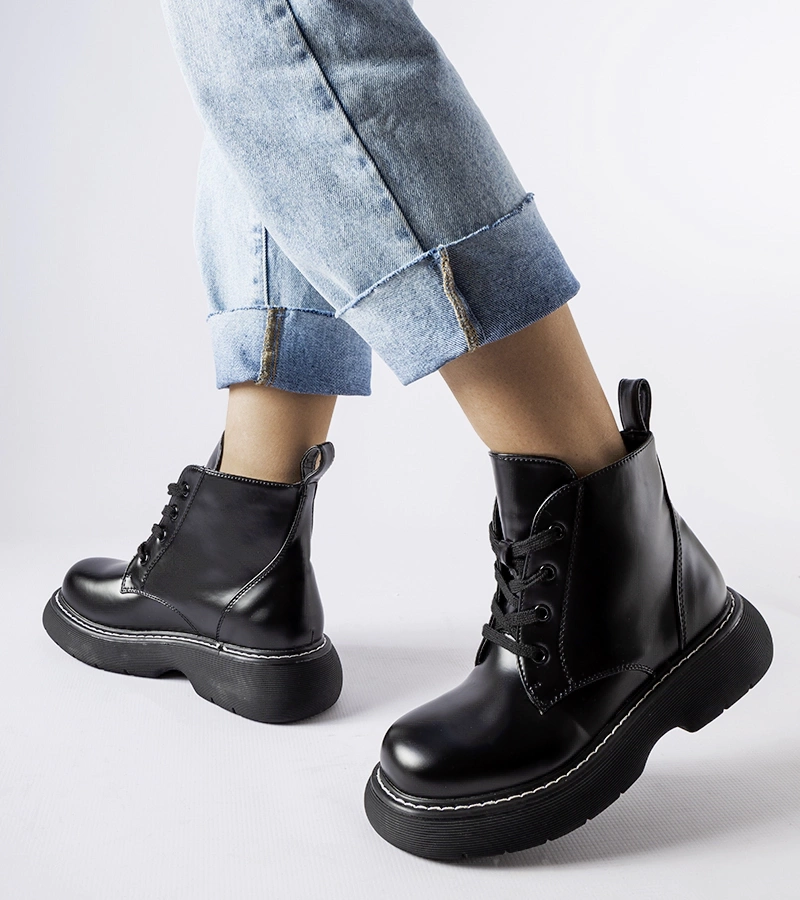 Czarne workery na platformie