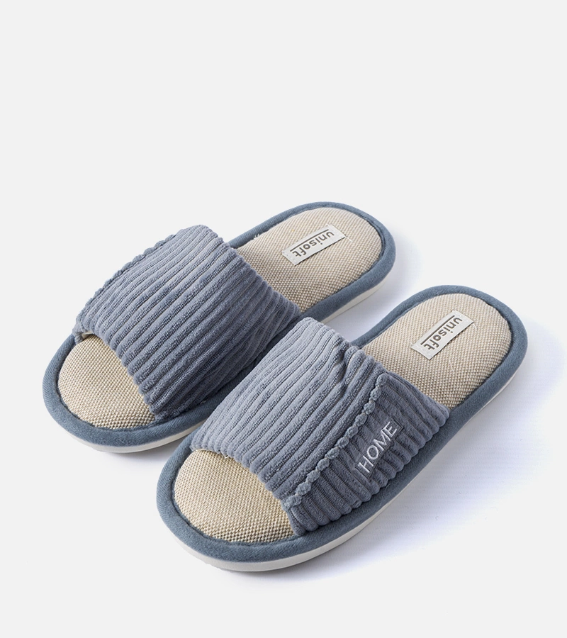 Niebieskie kapcie z ozdobnymi przeszyciami