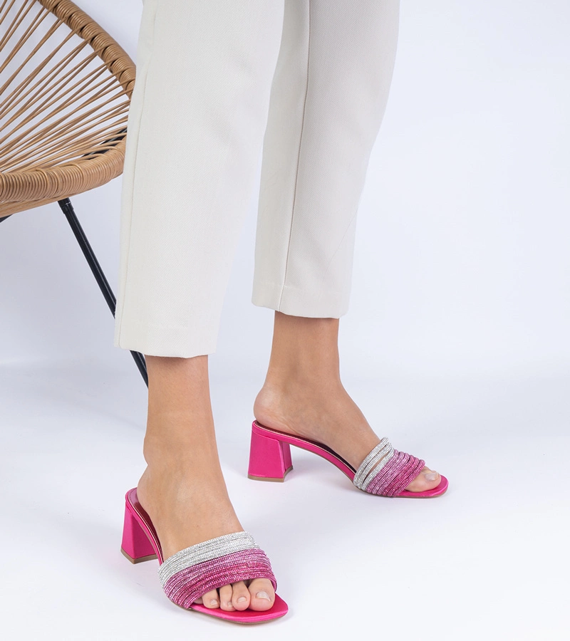 Hers Różowe eleganckie kłapki na słupku z cyrkoniami