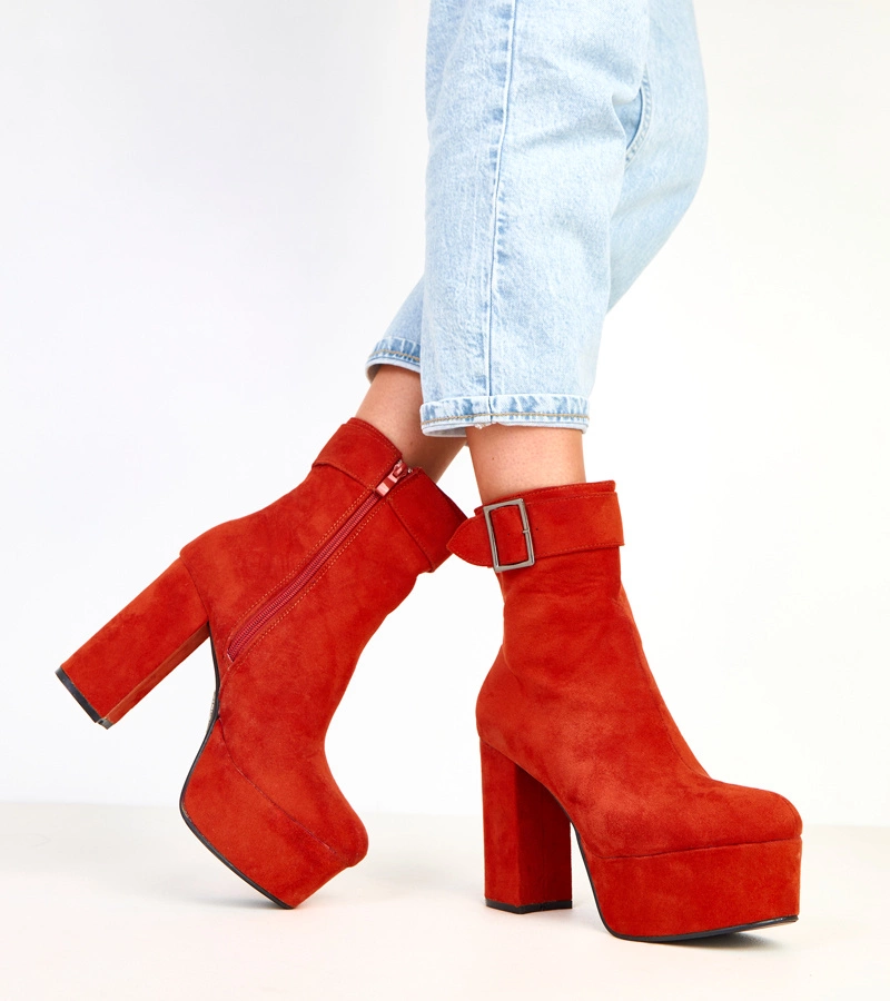 Hers Pomarańczowe botki na platformie z ozdobną sprzączką