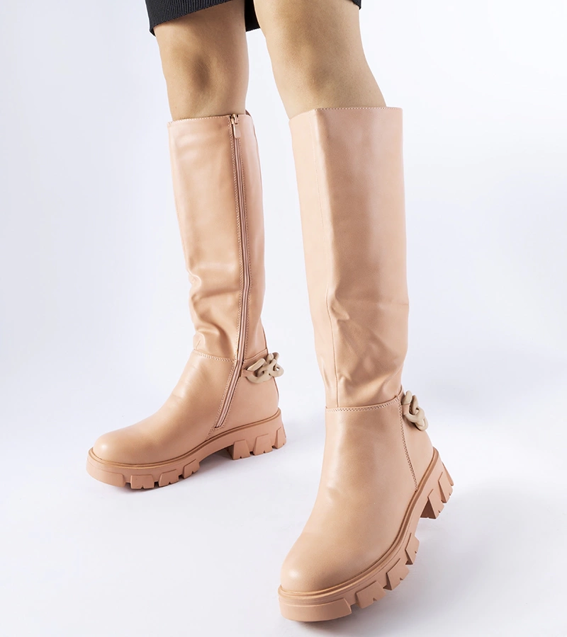 Różowe płaskie kozaki z łańcuchem