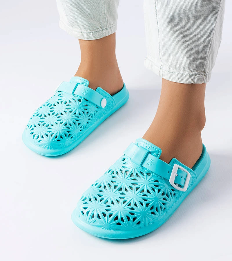 Niebieskie gumowe klapki z ażurową cholewką