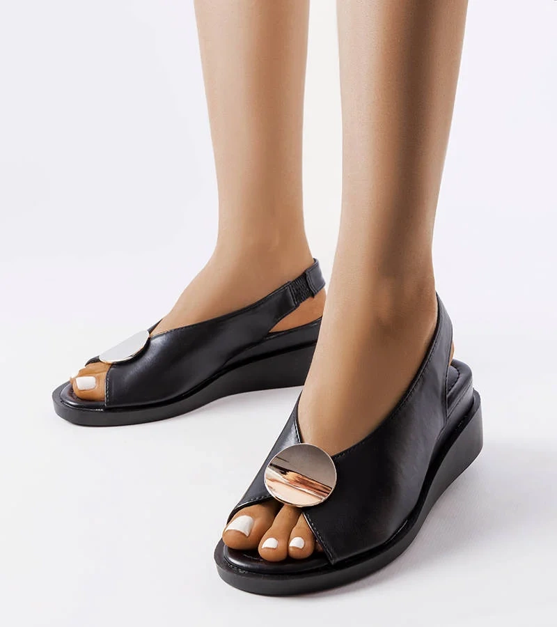 Czarne sandały na koturnie