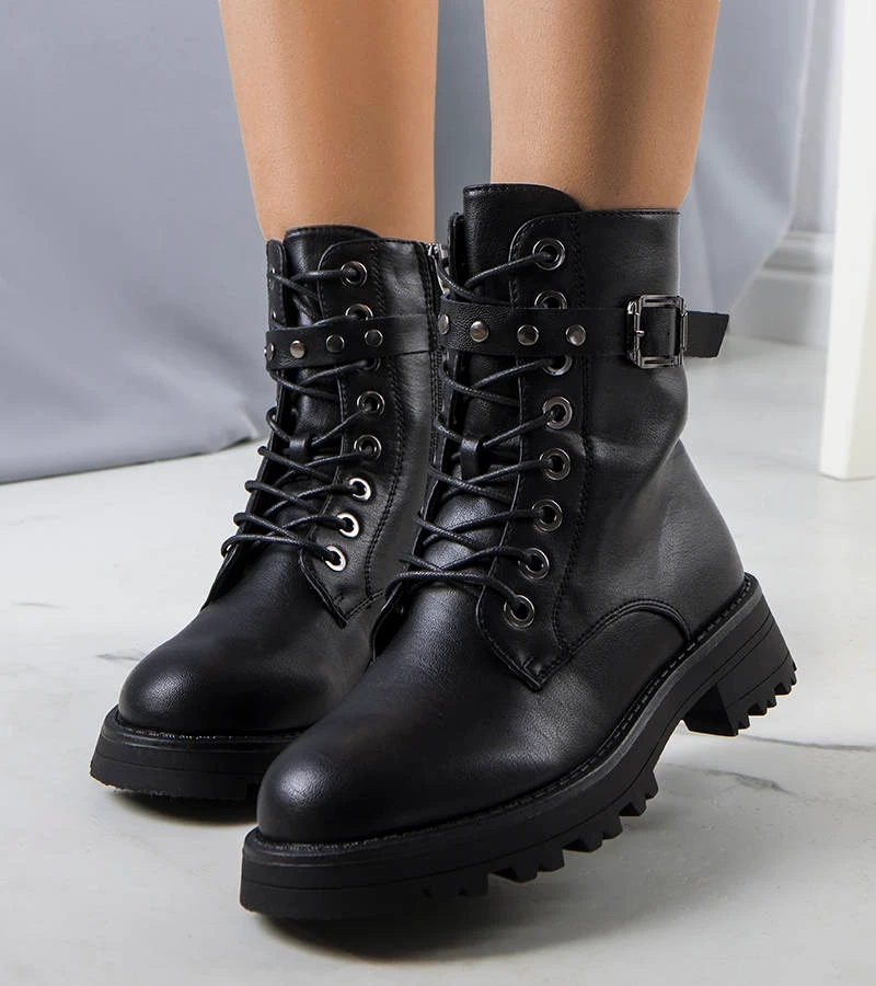 Czarne traperki lakierowane