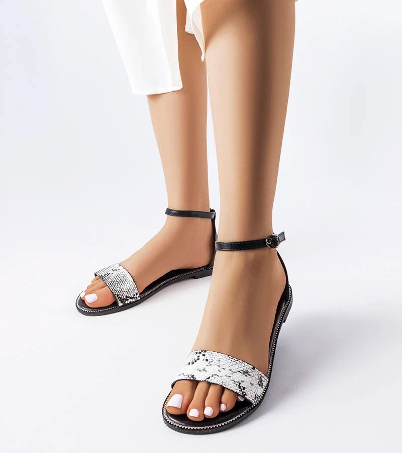 Czarne sandałki z motywem zwierzęcym