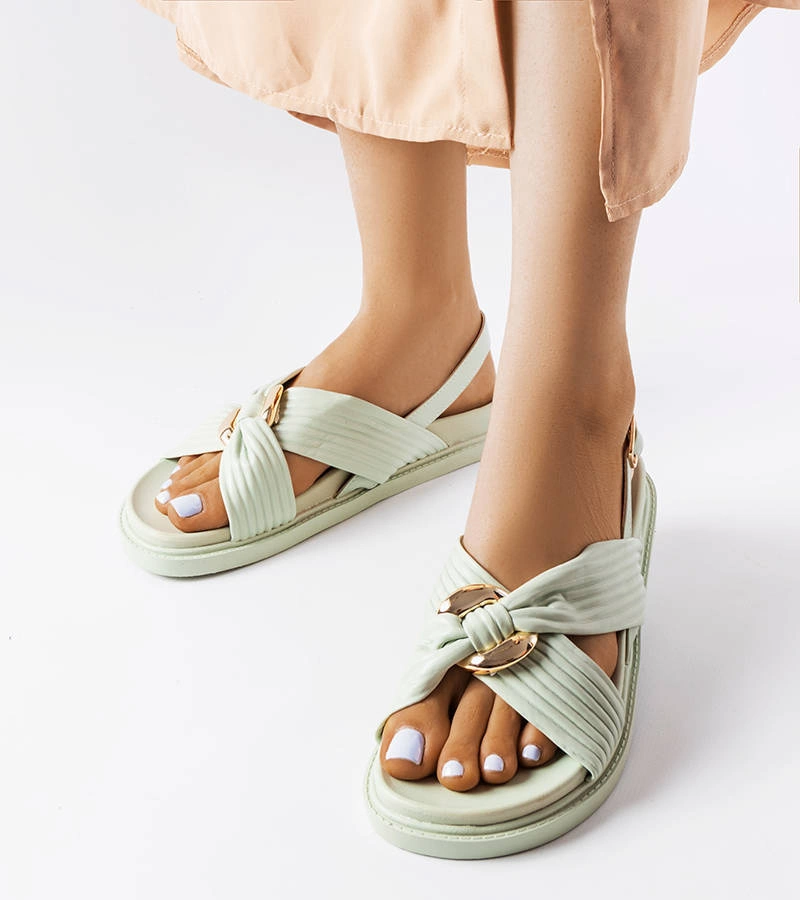 Zielone sandały ze zdobioną cholewką