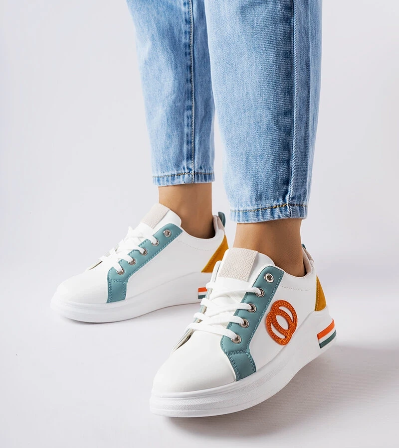 Białe sneakersy z kolorowymi wstawkam