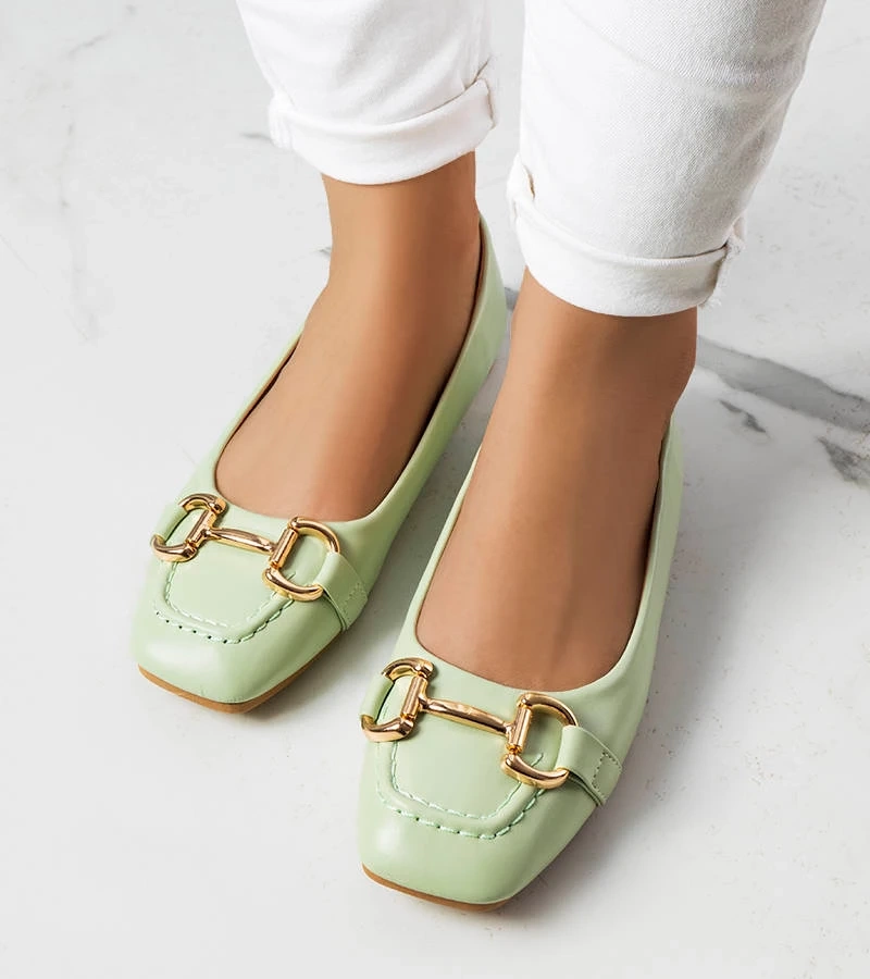 Zielone balerinki ozdobną klamerką