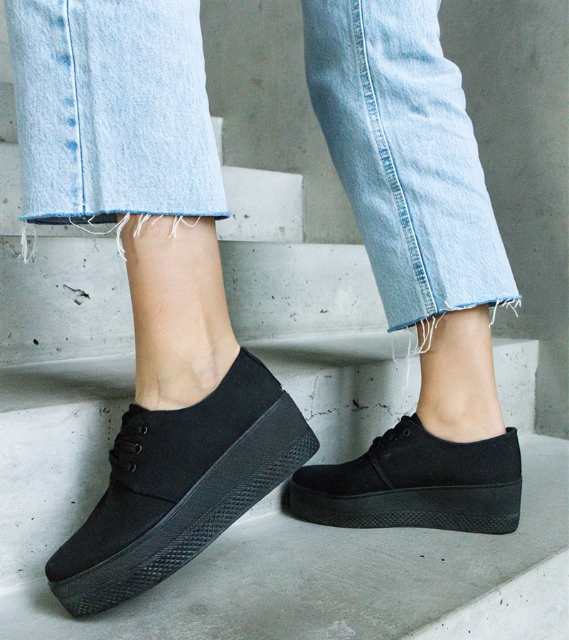 Czarne półbuty na wysokiej podeszwie