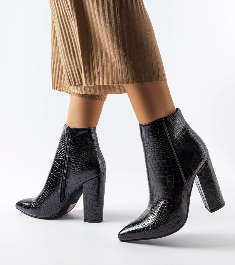 Czarne botki na wysokim obcasie