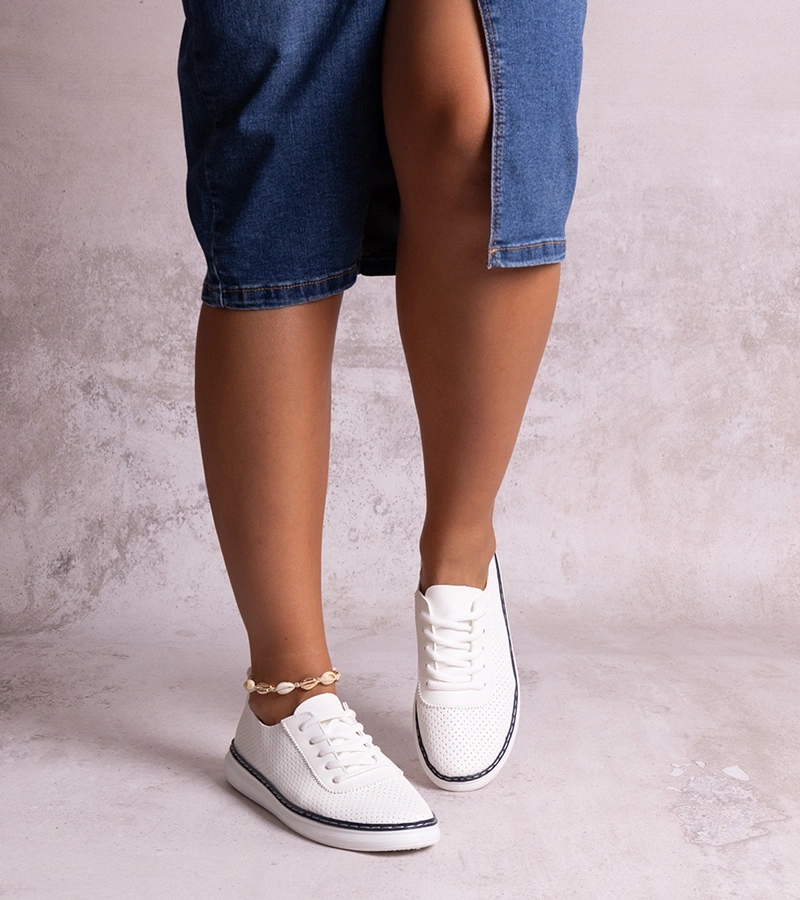 Biało-granatowe ażurowe tenisówki