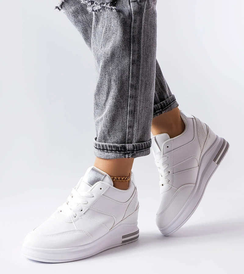 Białe sneakersy na koturnie
