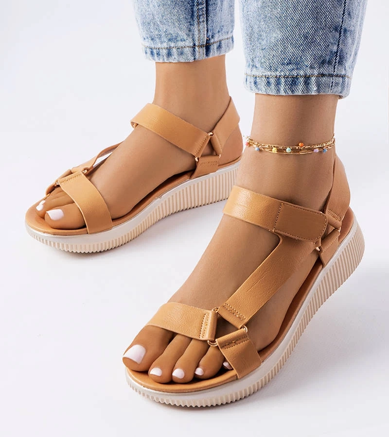 Hers Beżowe sandały na niskiej koturnie