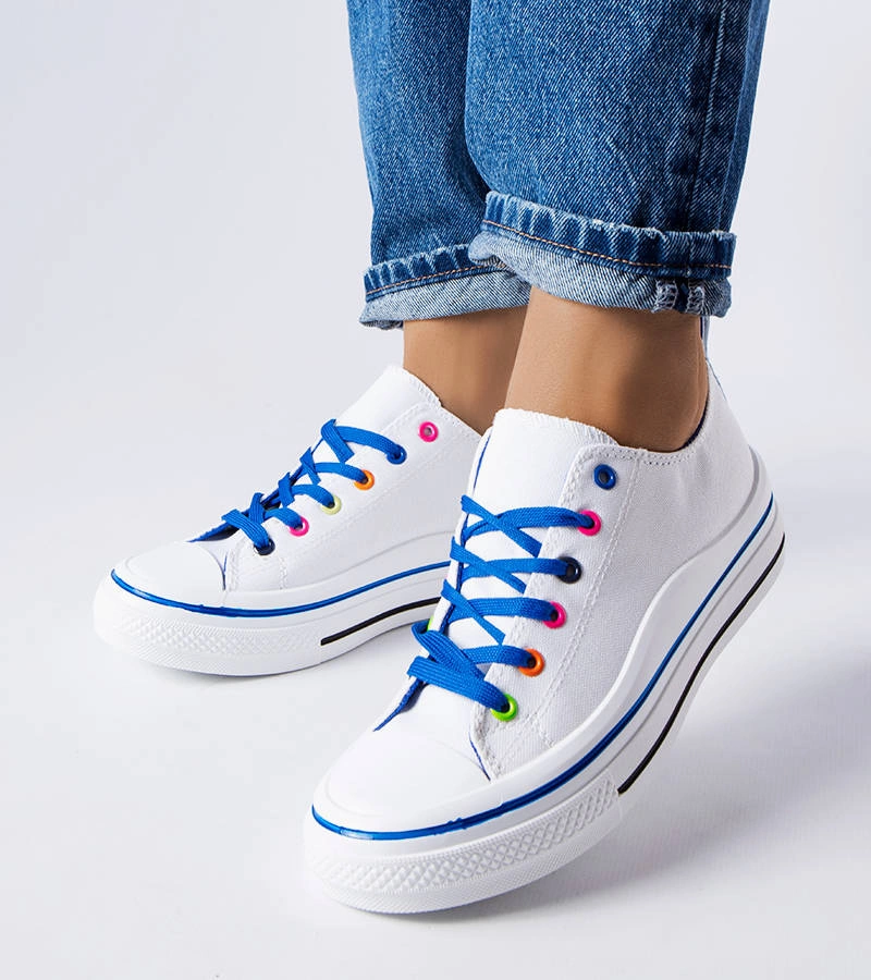 Biało-niebieskie tenisówki na grubej podeszwie