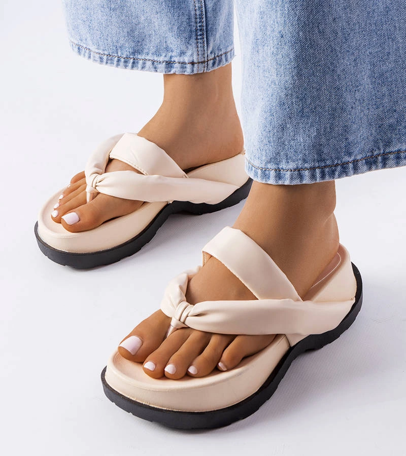 Beżowe klapki typu japonki na platformie