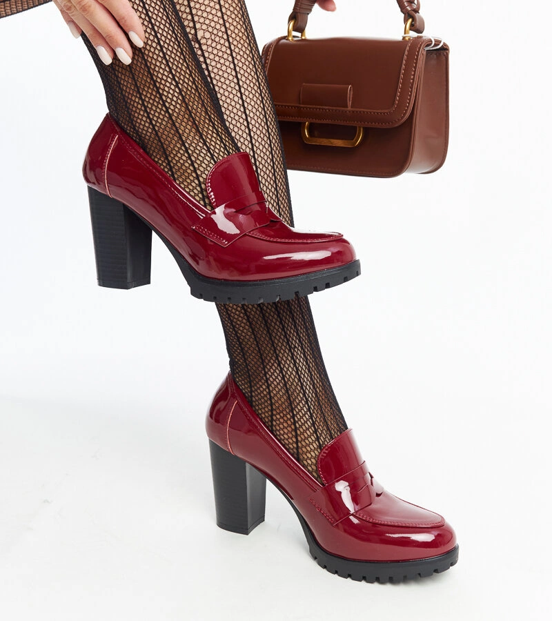 Czerwone lakierowane czółenka na wysokim słupku