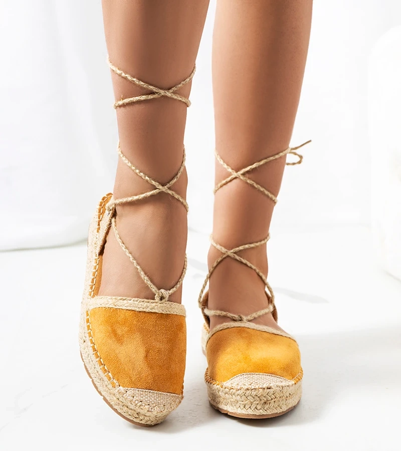 Wiązane brązowe espadryle