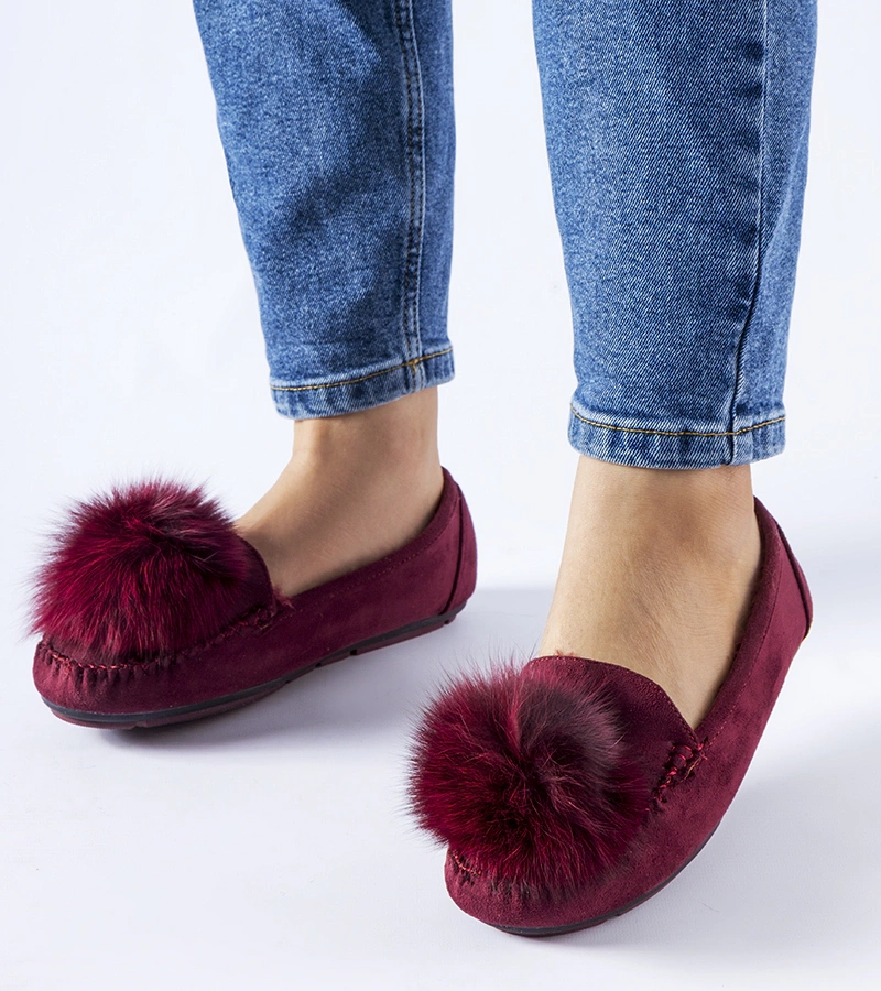 Bordowe ocieplane kapcie z pomponem