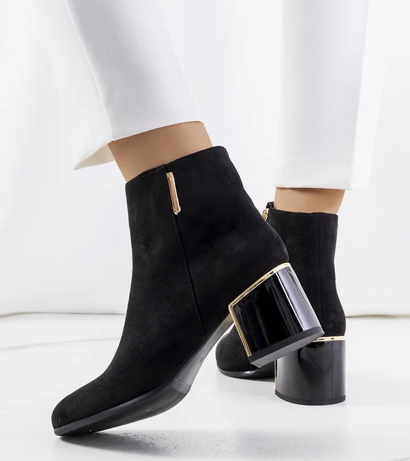 Czarne botki na słupku