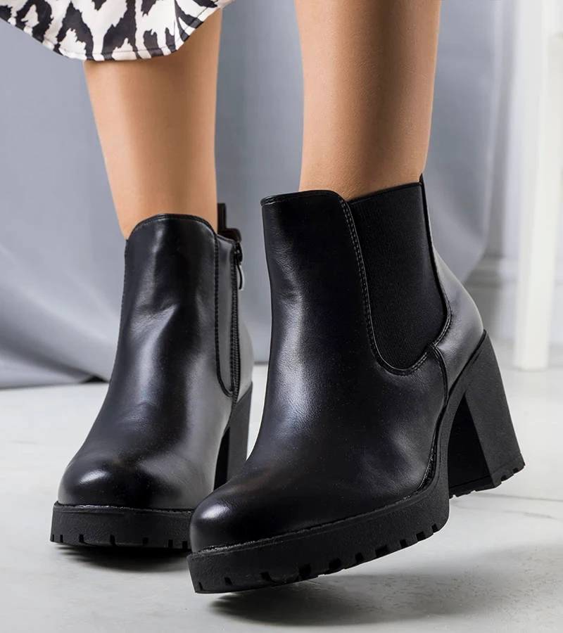 Czarne ocieplane botki na słupku