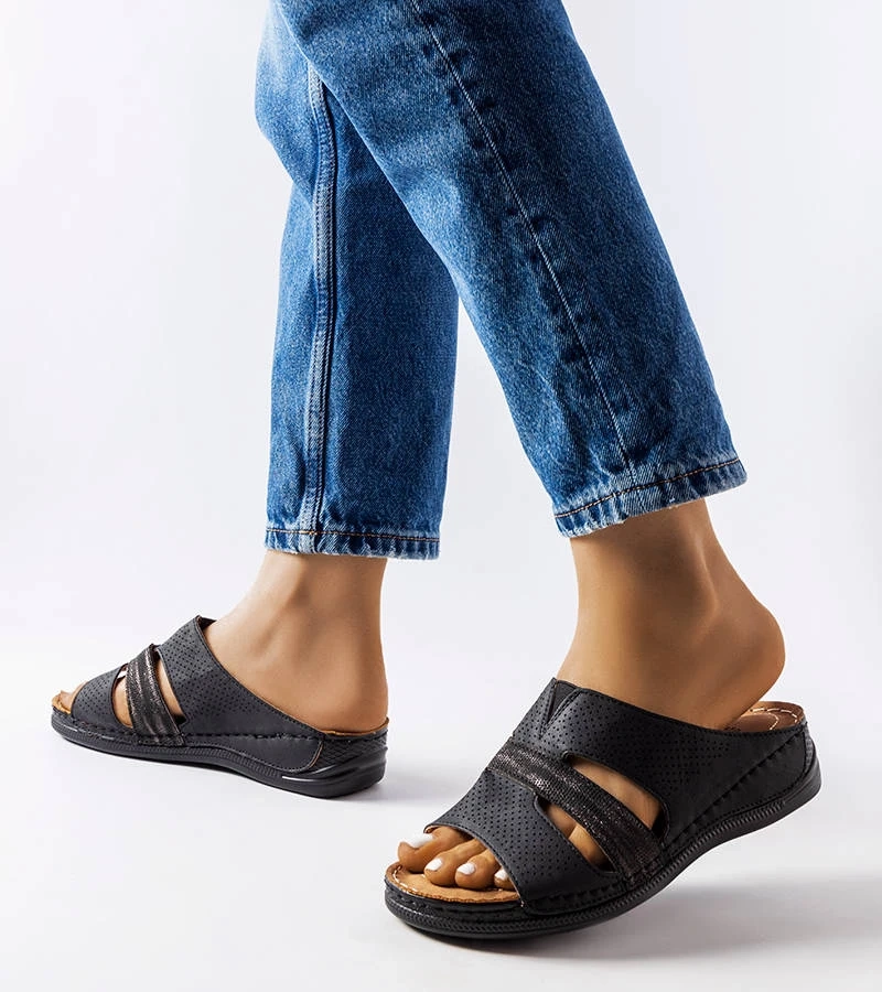 Czarne lekkie klapki na koturnie